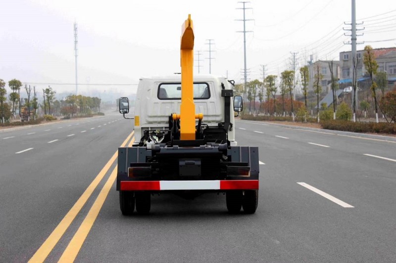 凱馬4方勾臂垃圾車(chē)