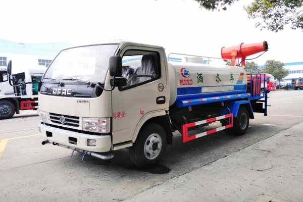 東風(fēng)小多利卡綠化噴灑車(4.5立方、30米霧炮機)