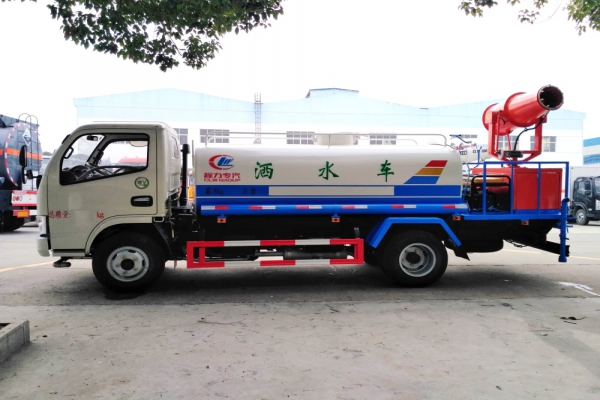 東風(fēng)小多利卡綠化噴灑車(4.5立方、30米霧炮機)圖片