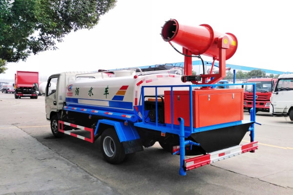 東風(fēng)小多利卡綠化噴灑車(4.5立方、30米霧炮機)圖片