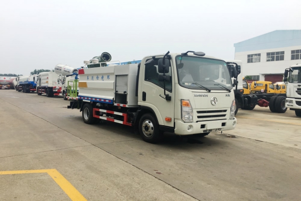 大運(yùn)多功能抑塵車(chē)(5噸、30米霧炮機(jī))