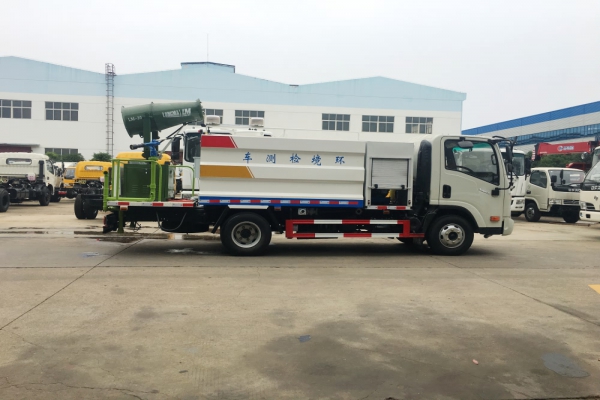 大運(yùn)多功能抑塵車(chē)(5噸、30米霧炮機(jī))圖片