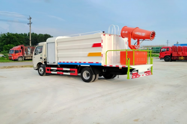 東風(fēng)大多利卡抑塵車(chē)(方形6.5噸、30-50米霧炮、單排駕駛室)圖片