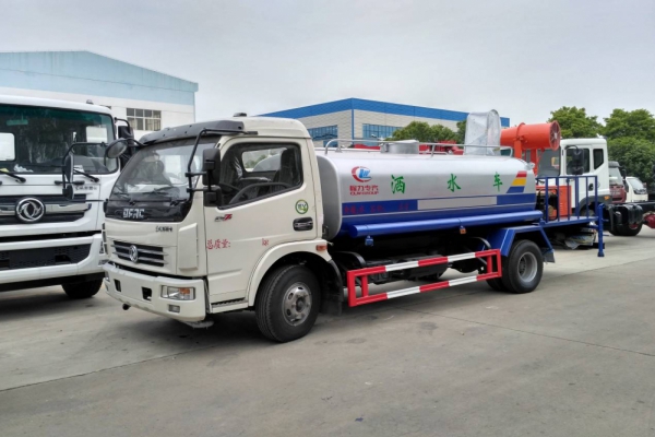 東風(fēng)大多利卡霧炮車(8噸、30-40米噴霧機(jī))圖片