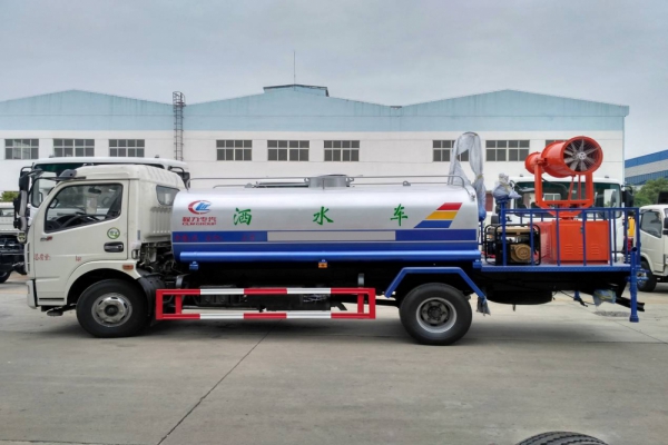 東風(fēng)大多利卡霧炮車(8噸、30-40米噴霧機(jī))圖片