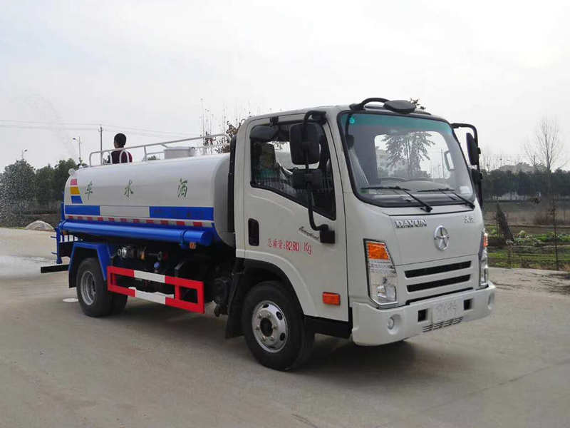 成都大運(yùn)8噸灑水車(chē)
